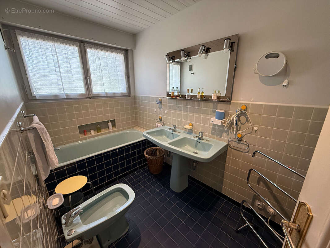 À vendre - Cranves-Sales - Maison d'architecte de 225 m² habitables sur 1 364 m² de terrain - photo 14