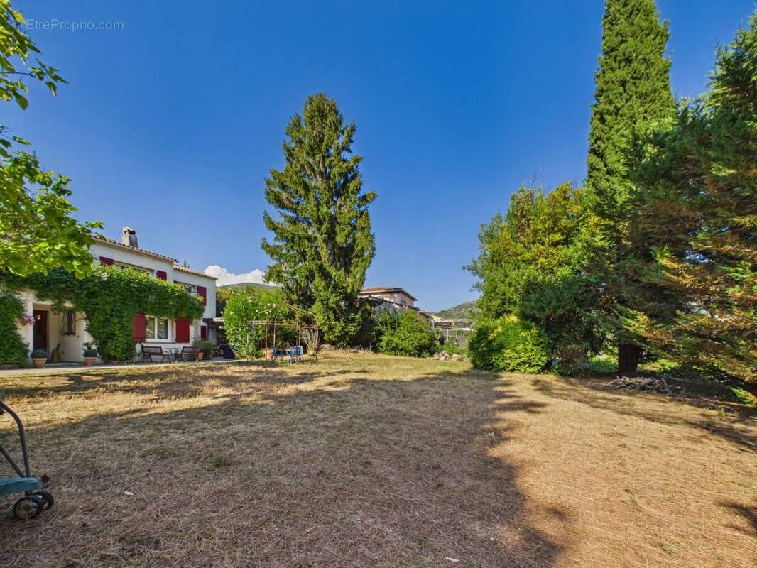 Propriété familiale composée de 2 logements – Terrain – Piscine – Tourrette-Levens - photo 19