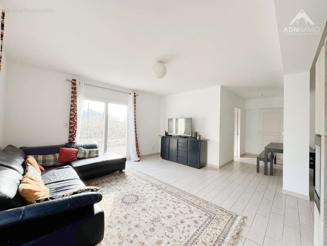 Maison à SAINT-GENIS-POUILLY