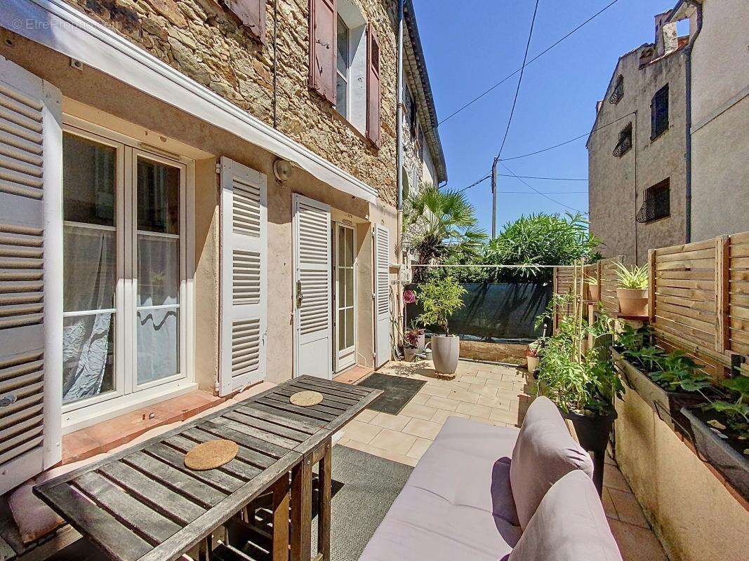 Appartement à ROQUEBRUNE-SUR-ARGENS