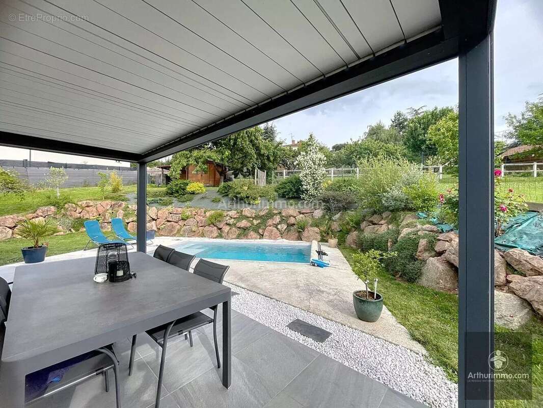 Maison à COMMELLE-VERNAY