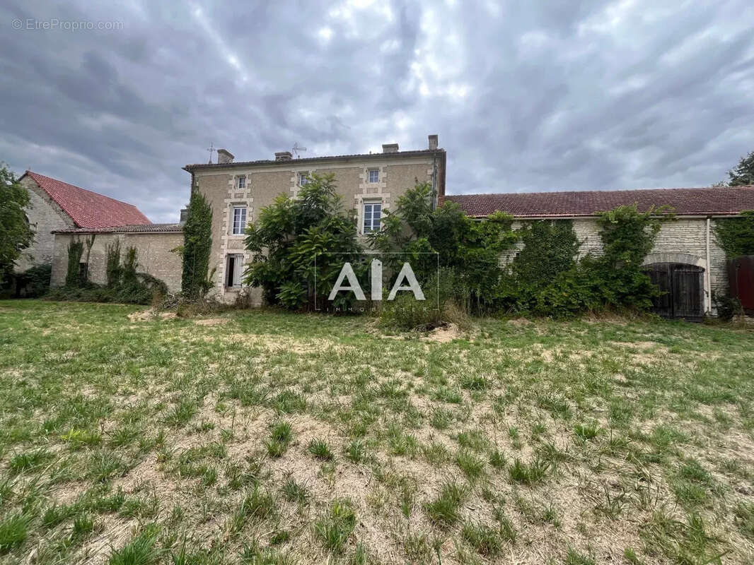 Charmante propriété à rénover avec dépendances - photo 6