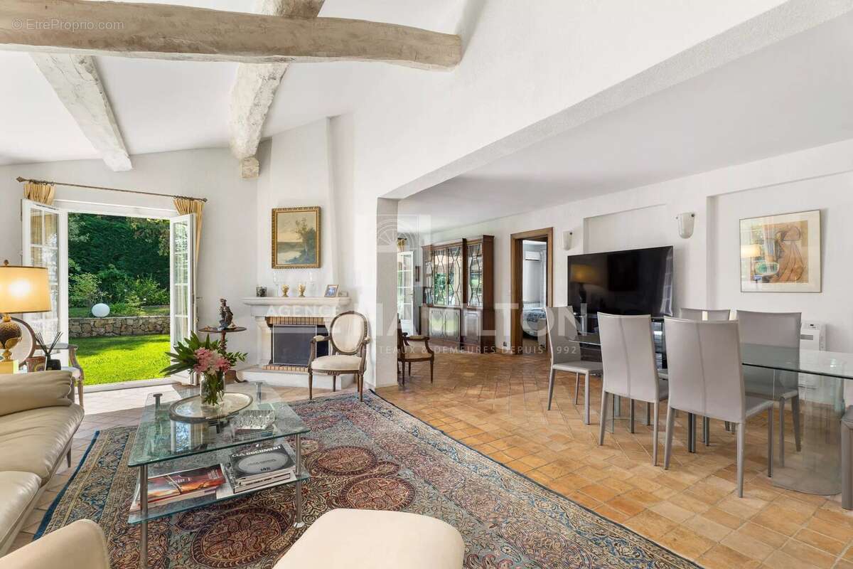 Maison à CHATEAUNEUF-GRASSE
