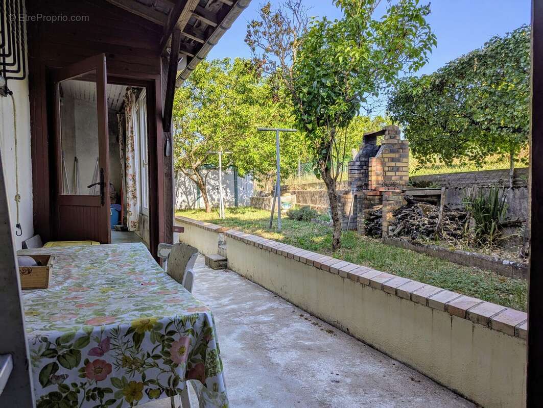 second terrasse située à l\&#039;arrière - Maison à CRAIN