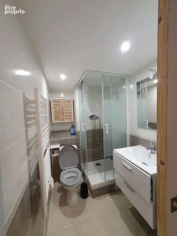 A vendre 1 studio (20,15 m2) et 1  deux pièces (33,05 m2) à 83190 Ollioules, meublés et tout équipé - photo 6