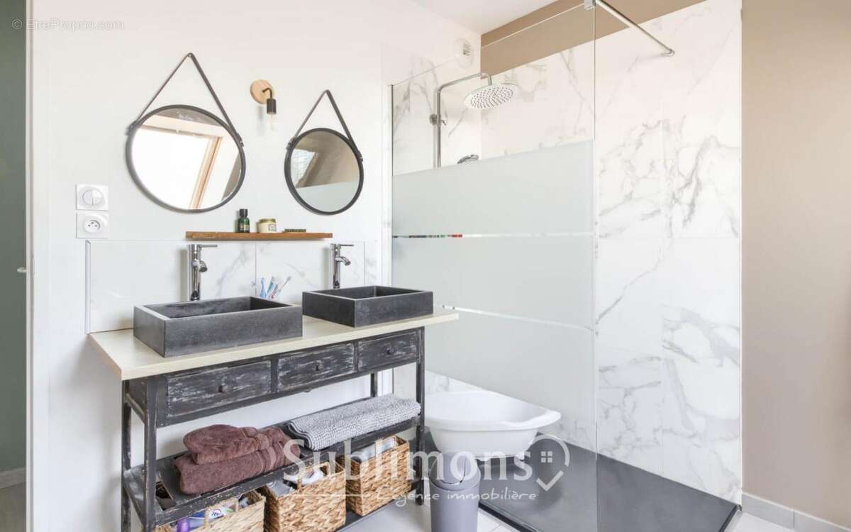 Maison à LA TRINITE-SURZUR