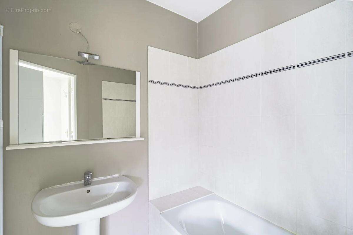 Appartement à LA ROQUE-D'ANTHERON