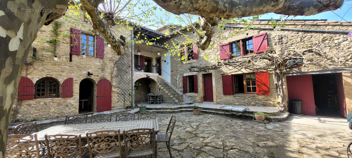A vendre Mas rénové 5 chambres avec gîte 4 pers et piscine sur 1,5ha de terrain - photo 7
