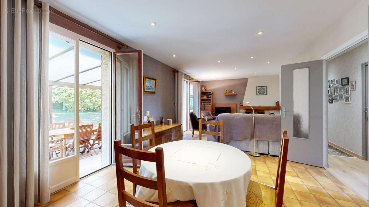 Maison familiale avec vie de plain-pied   192 m2   4 chambres   Terrain de 2 852 m2 - photo 3