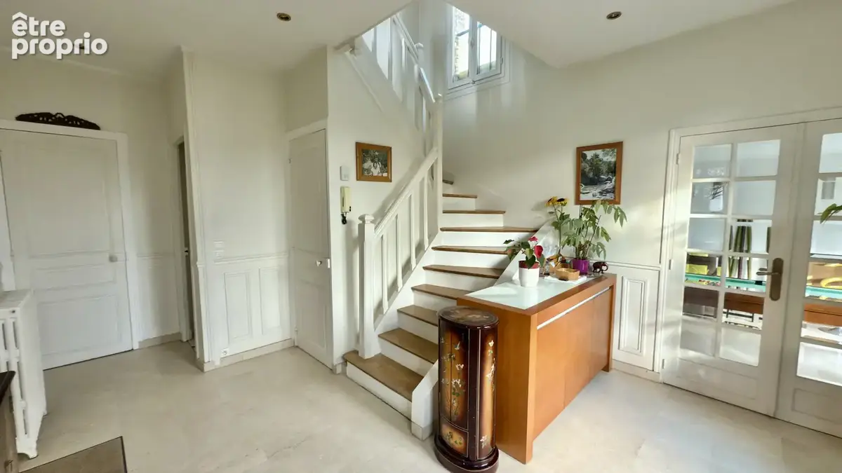 Meulière de 170m2 avec jardin et garage à 5 min à pied de la gare. - photo 3