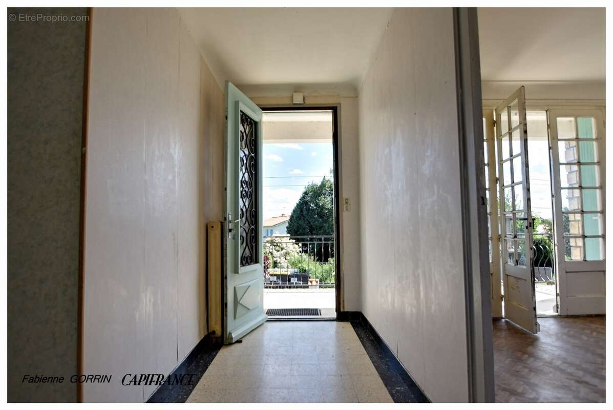 Maison à vendre 8  pièces AIGONDIGNE (79): Maison sur 2 niveaux aménagés, 3 chambres, grand garage (103 m2), dépendances, terrai - photo 6