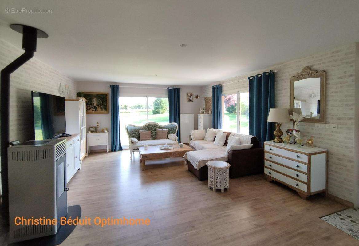 Charente, proche La Rochefoucauld, maison de plain-pied 139 m², garage, carport, terrain 2957m² - photo 12