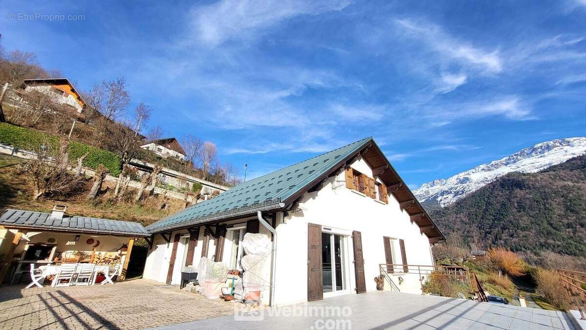 ...Elle offre une vue imprenable sur les montagnes environnantes... - Maison à ALLEMOND