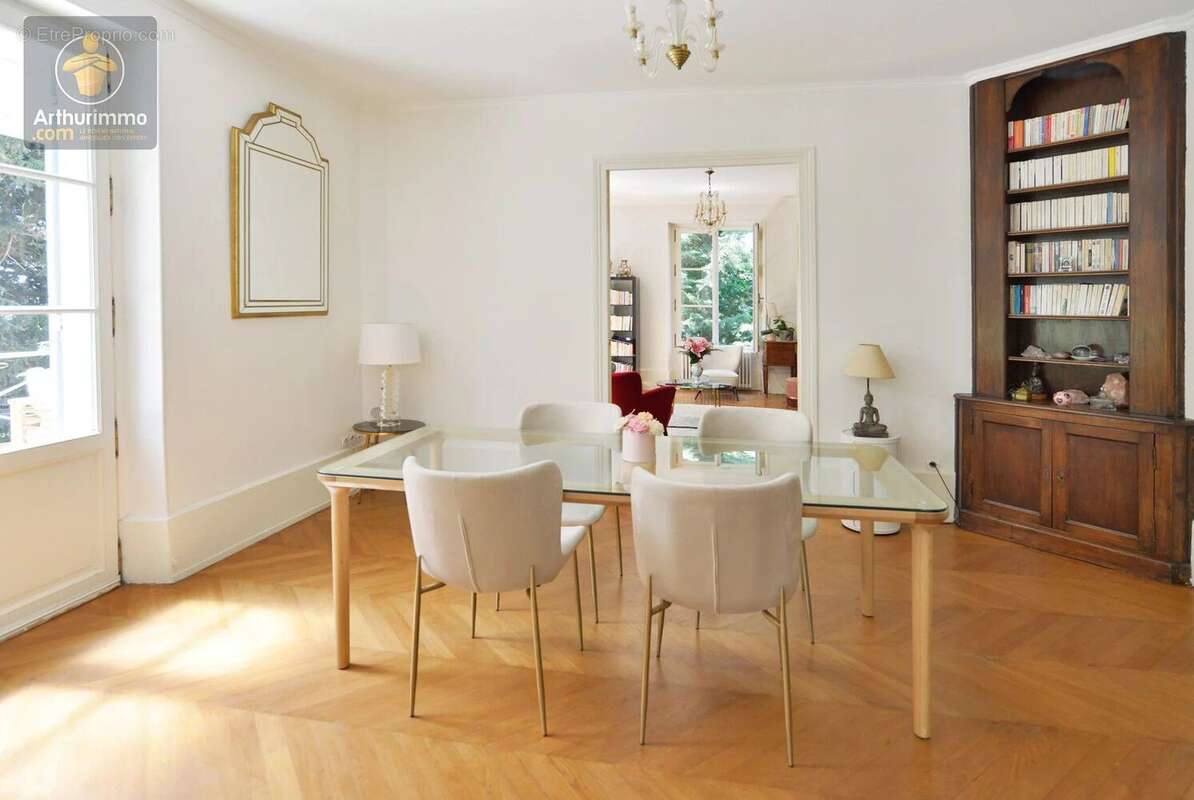 Maison à MANDRES-LES-ROSES