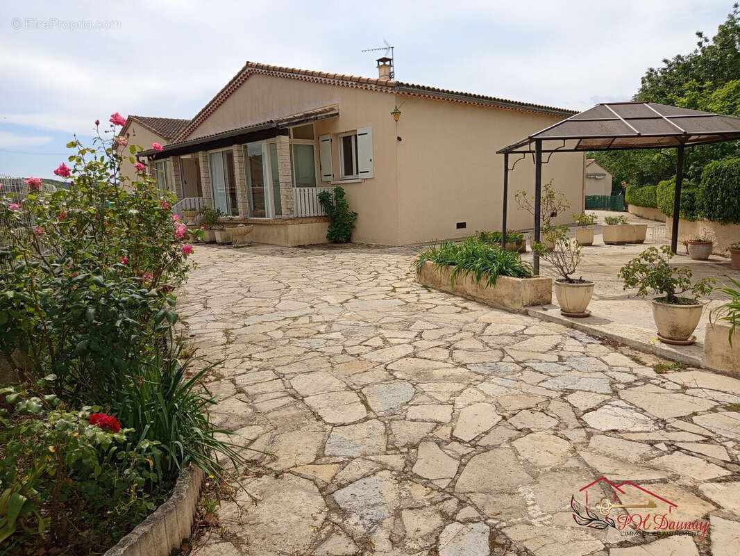 Maison à SAINT-JULIEN-LES-ROSIERS
