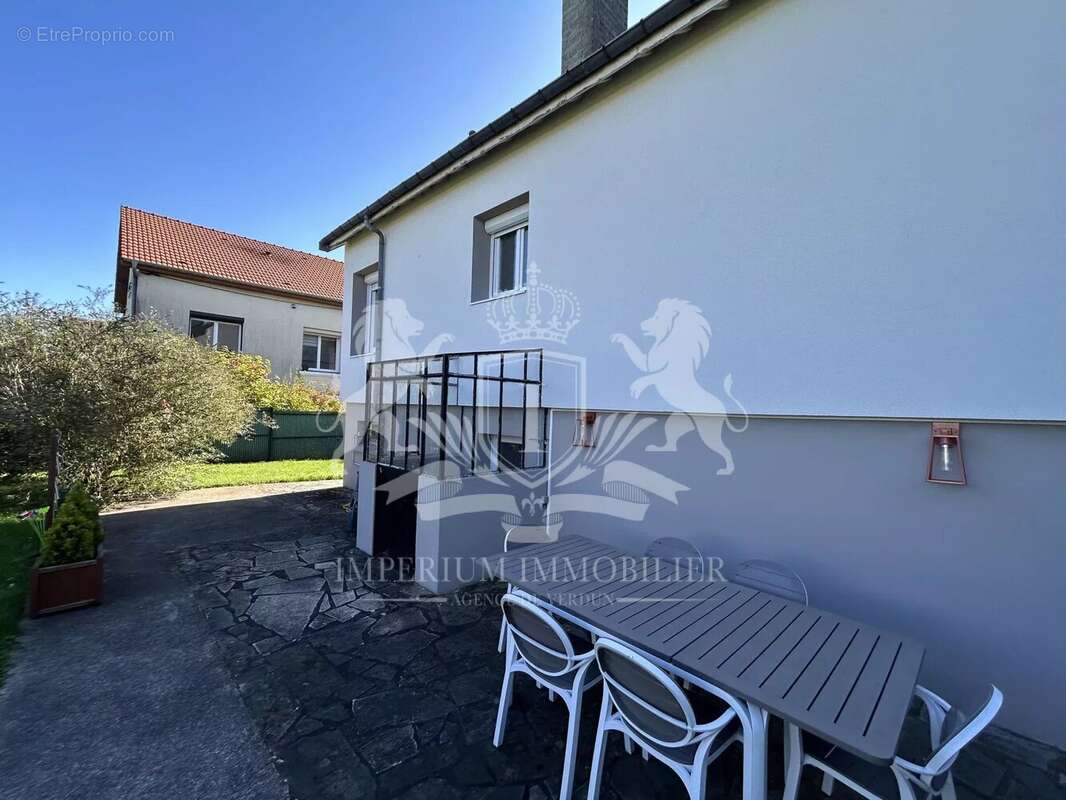 Maison à DUGNY-SUR-MEUSE