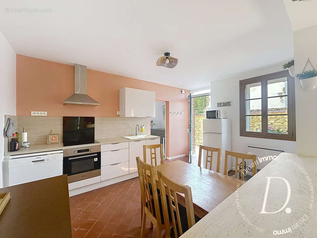 Cuisine lumineuse. - Maison à CIVIERES