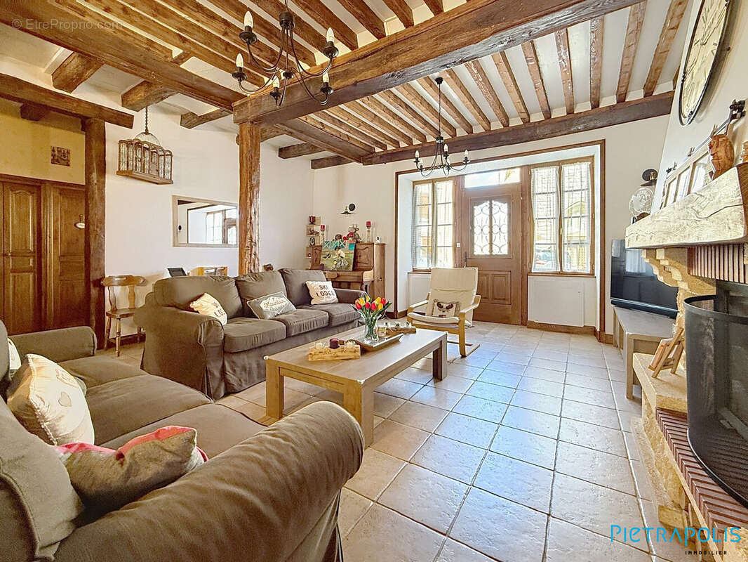 Maison 221 m² à Saint-Bonnet-Le-Troncy  - photo 3