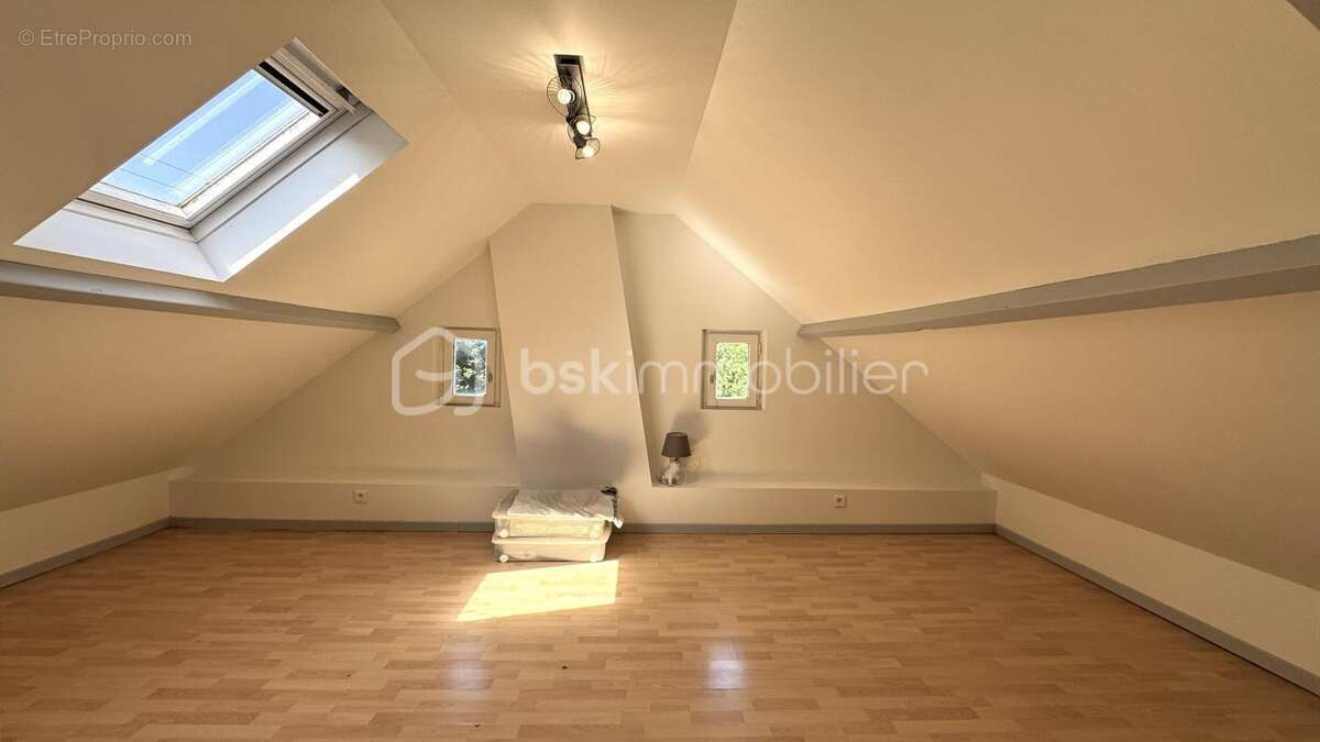 Maison de caractère à Crépy-en-Valois – Un cadre de vie paisible et pratique - photo 15