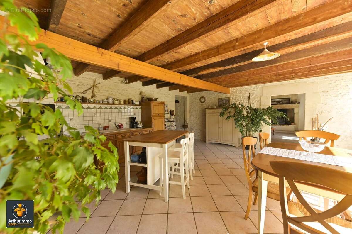 Maison à SAINTE-NEOMAYE