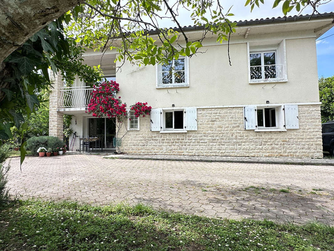 Charmante Maison Familiale avec Jardin à Roullet-Saint-Estèphe - photo 13