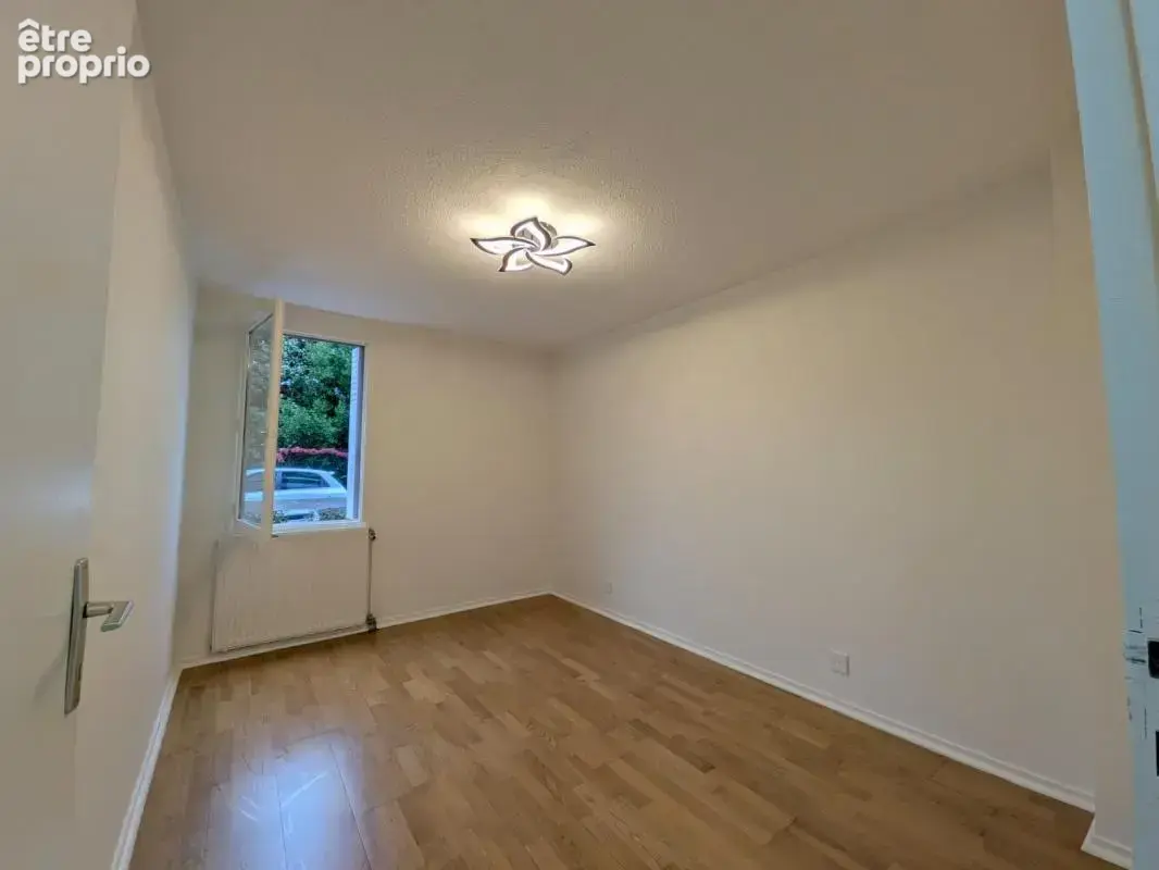 EXCLUSIVITÉ ORPI — Aix-les-Bains : T2 rénové en rez-de-chaussée avec balcon, cave et parking - photo 3