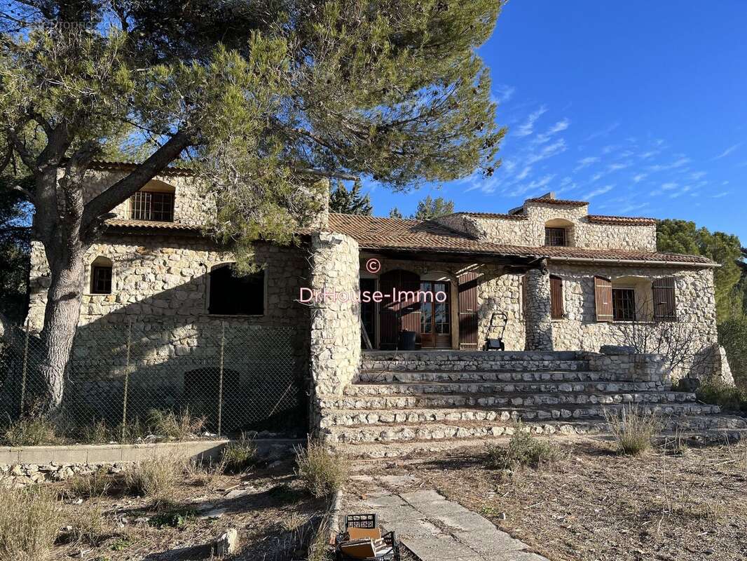 Maison à VENTABREN