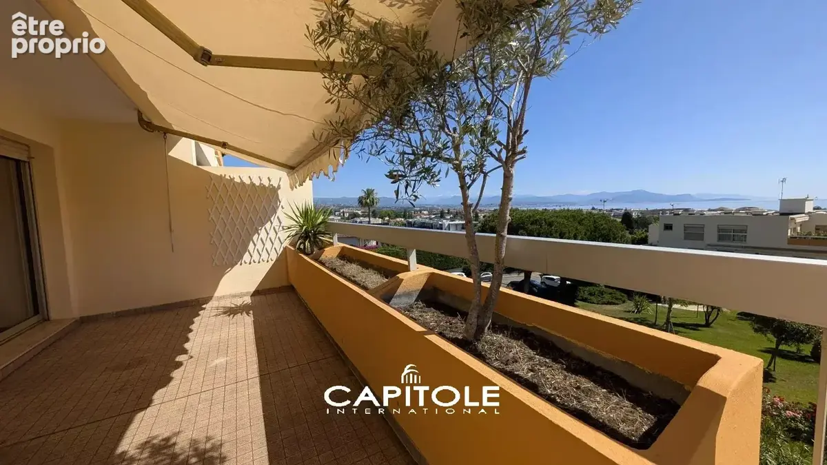 Antibes - Bel appartement 2 pièces ouvrant sur une grande terrasse  de 21 m², vue mer et verdure, à quelques pas du centre-ville - photo 2