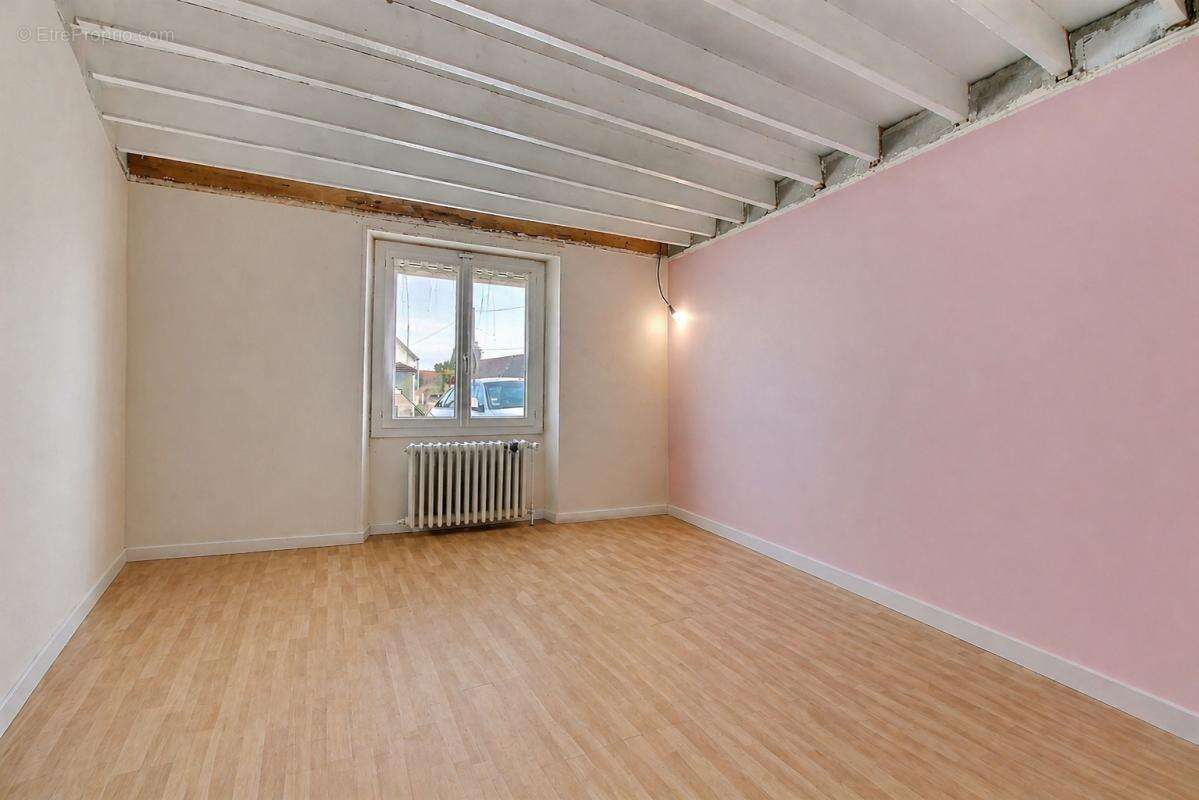 longère de charme en cours de rénovation -157 m² - 6 chambres -Terrain de 1 388 m² - Grand garage de 60 m² - Environnement calme - photo 6