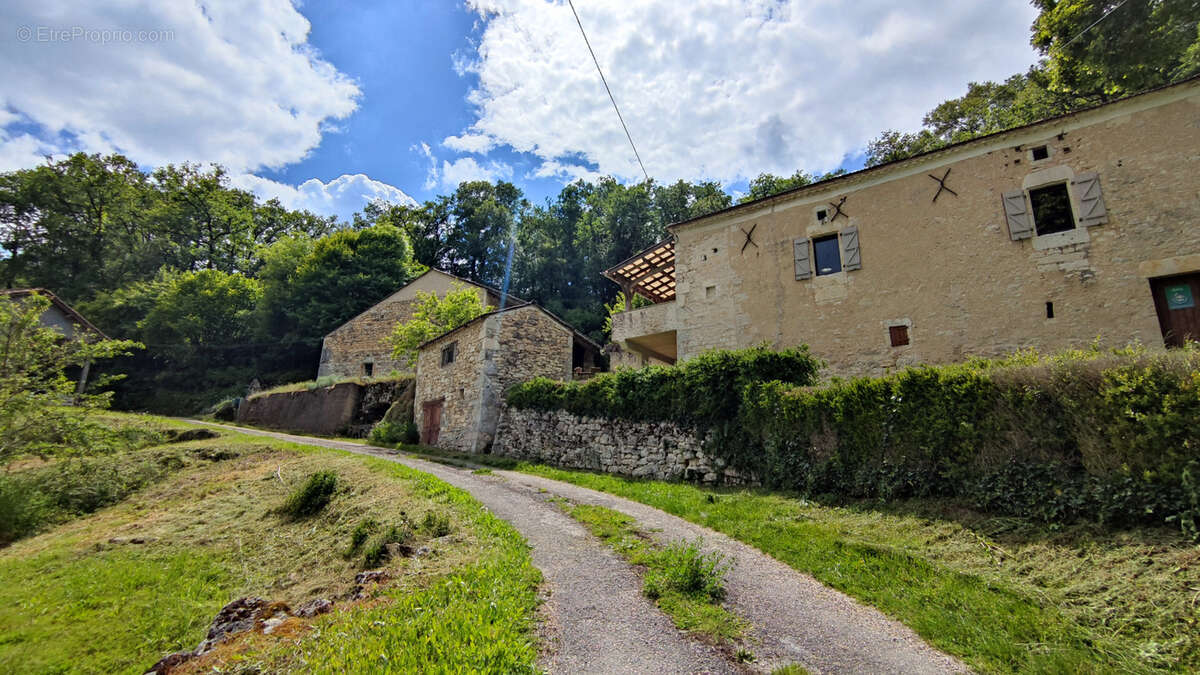 Propriété quercynoise à rénover avec dépendances et 6950 m2 terrain avec source - photo 3