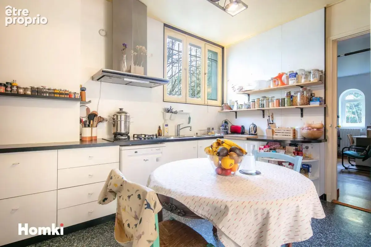 Maison de 226 m² au cœur d’un jardin arboré de 1 500 m² – Fraîcheur, calme et verdure - photo 5