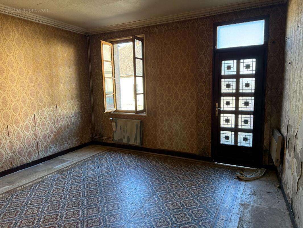 Le Montet Maison + Cour + cave +  Jardin + puits + garage + dépendances - photo 2