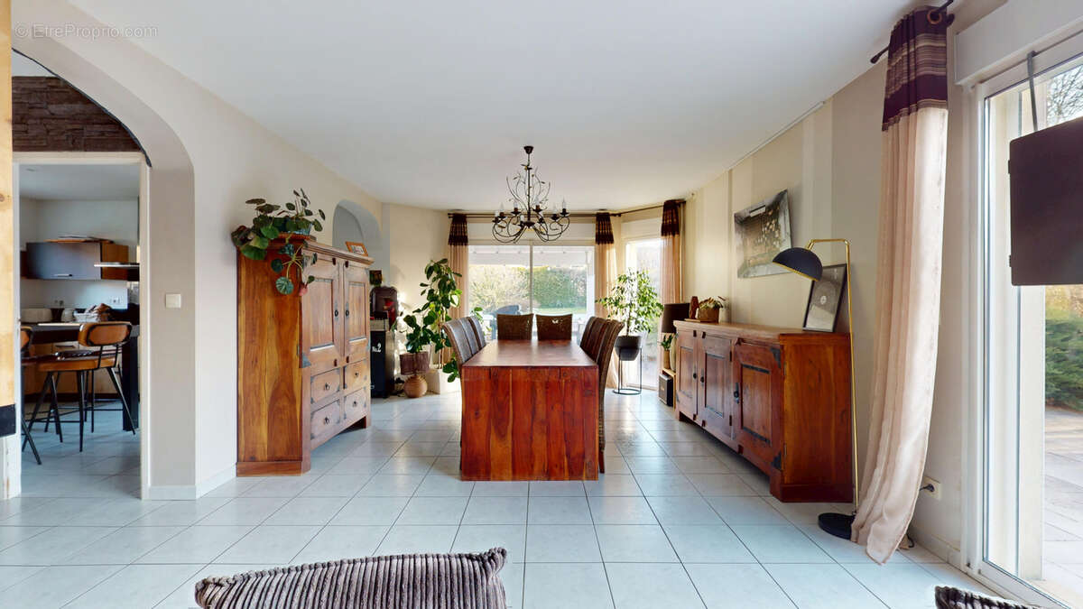 Maison à MAMIROLLE