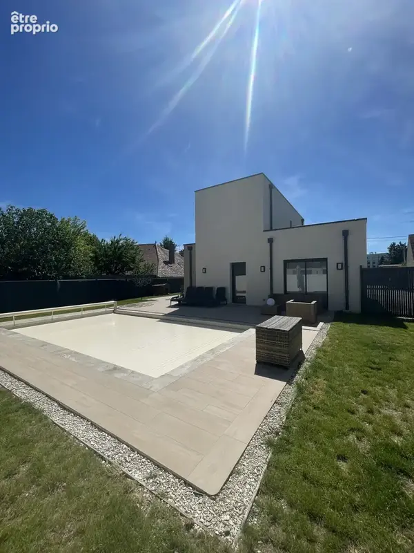 À vendre à Troyes, maison contemporaine de 149m2, 4 chambres, piscine, terrain de 571m2. - photo 3