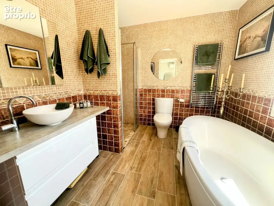 Maison Familiale Indépendante avec Piscine et Jardins, à Proximité du Centre Ville - photo 10