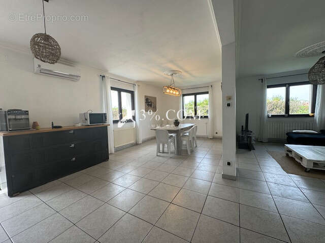 3%COM Belle maison avec 4 chambres- piscine et double garage - photo 4