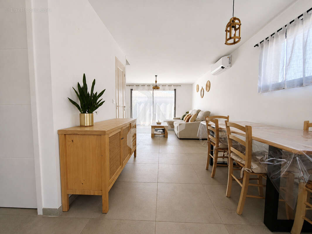 À proximité immédiate des plages et de l'aéroport de figari, maison récente avec 3 appartements - photo 4