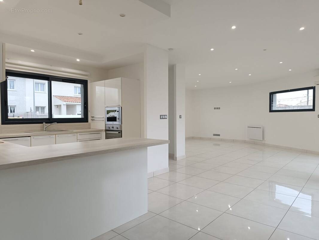 Séjour / Cuisine - Maison à SAINT-MARCEL-SUR-AUDE