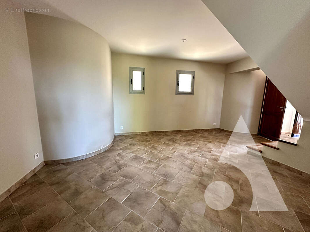 Villa de 224m² sur un terrain de  832 m² sur un terrain clos à Lorgues - photo 5