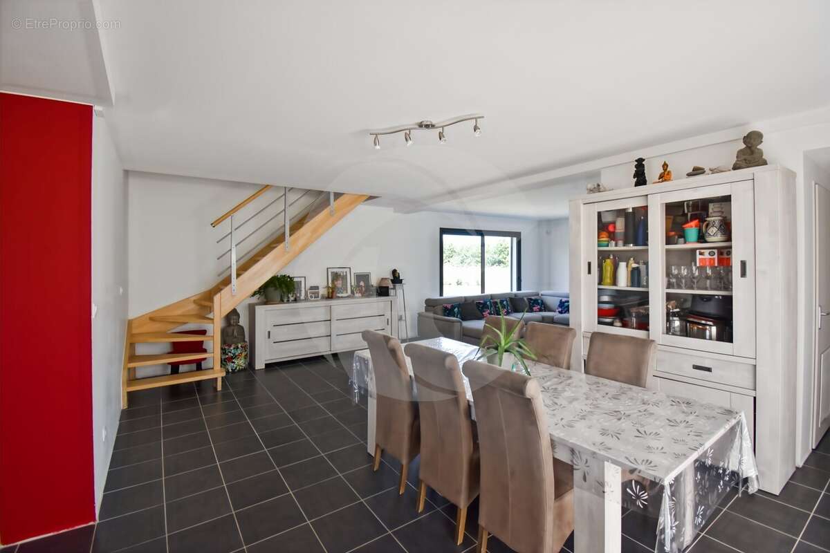 Maison à NEGREPELISSE