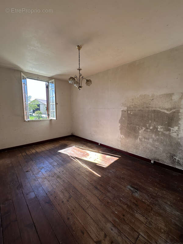 Maison à LA ROCHE-CHALAIS