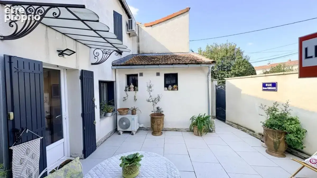 Maison de charme rénovée avec extérieur, stationnement et ja - photo 12