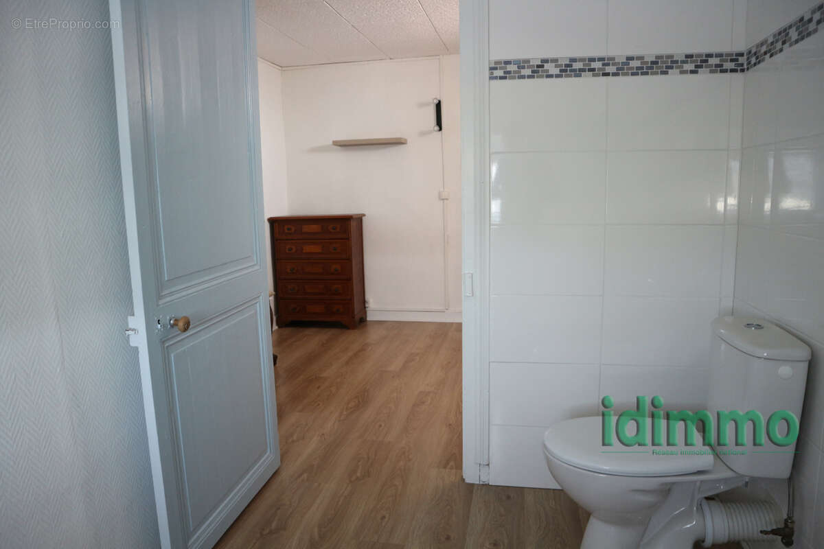 Belle maison en bon etat general de 100 m2 sur un terrain clos de 115 m2. centre bourg a proximite des commerc - photo 16