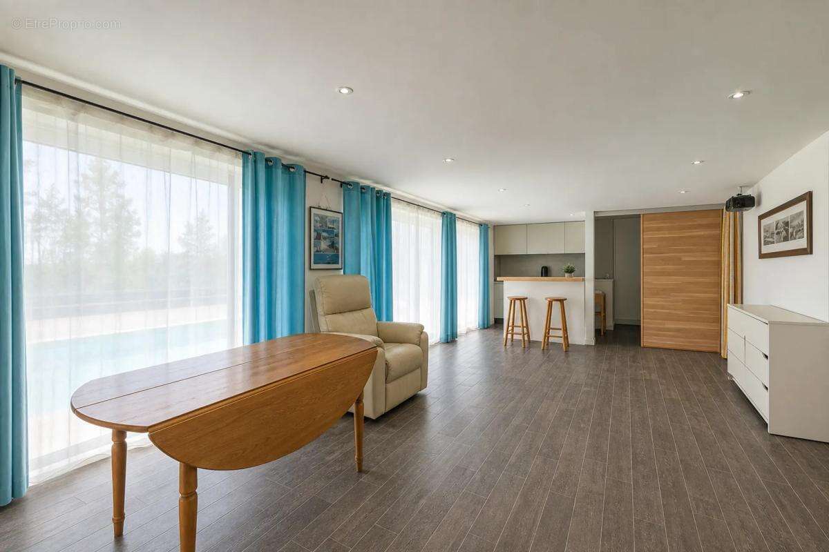 Maison à LINAS