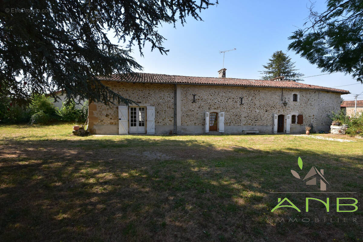 Maison à MONTBRON