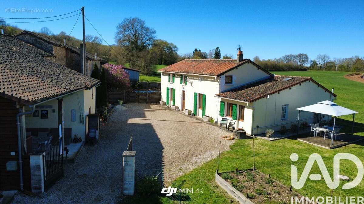 Maison 166 m² à Montalembert  - photo 2