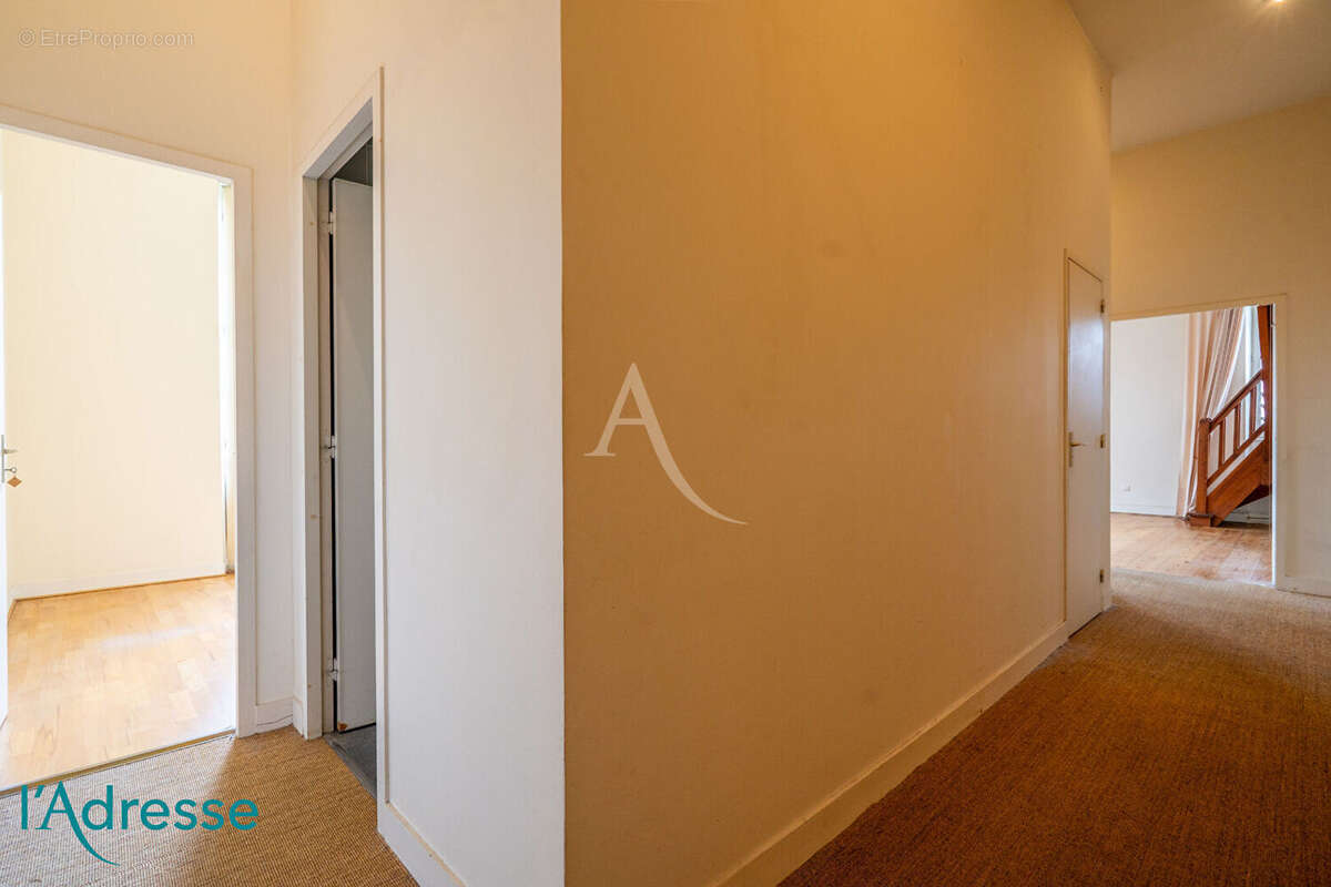 GRADIGNAN - Bel appartement de 150m² au sol dans un château avec garage fermé - photo 11