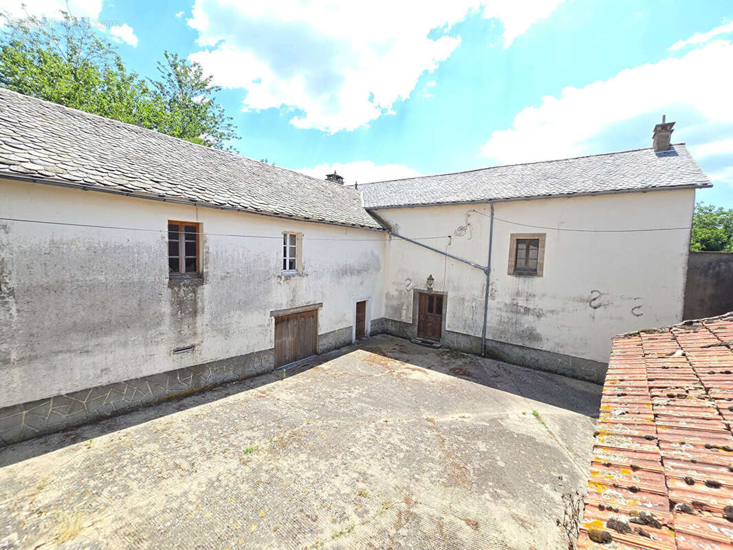 Corps de ferme avec maison, appartement et dépendances - Durenque - photo 4