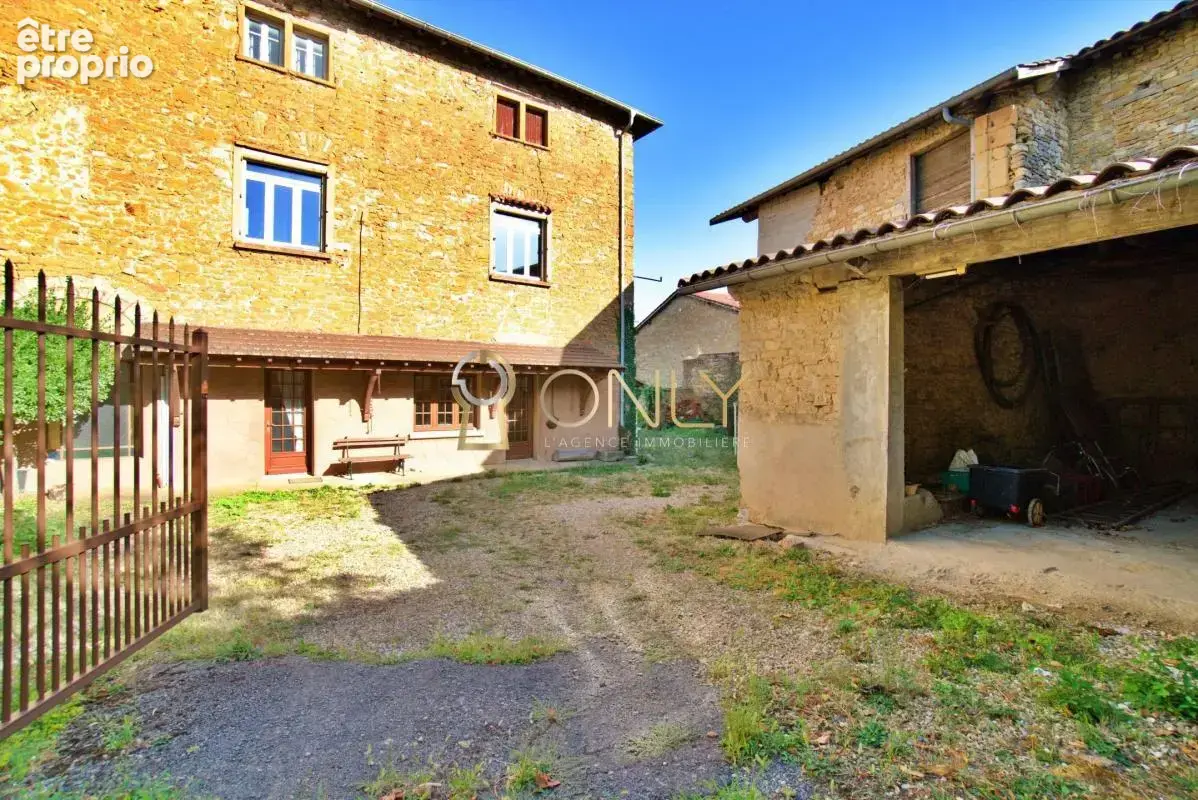 Poleymieux au Mont d'Or - Maison de caractère - 176 M² -  Dépendances - A rénover - photo 3