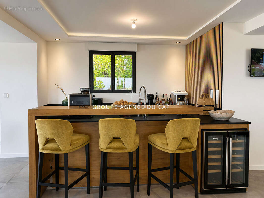 A vendre villa vue mer environ 200 m2 entierement renovee offrant 5 chambres dont 4 en suite piscine garage a saint aygulf - photo 4
